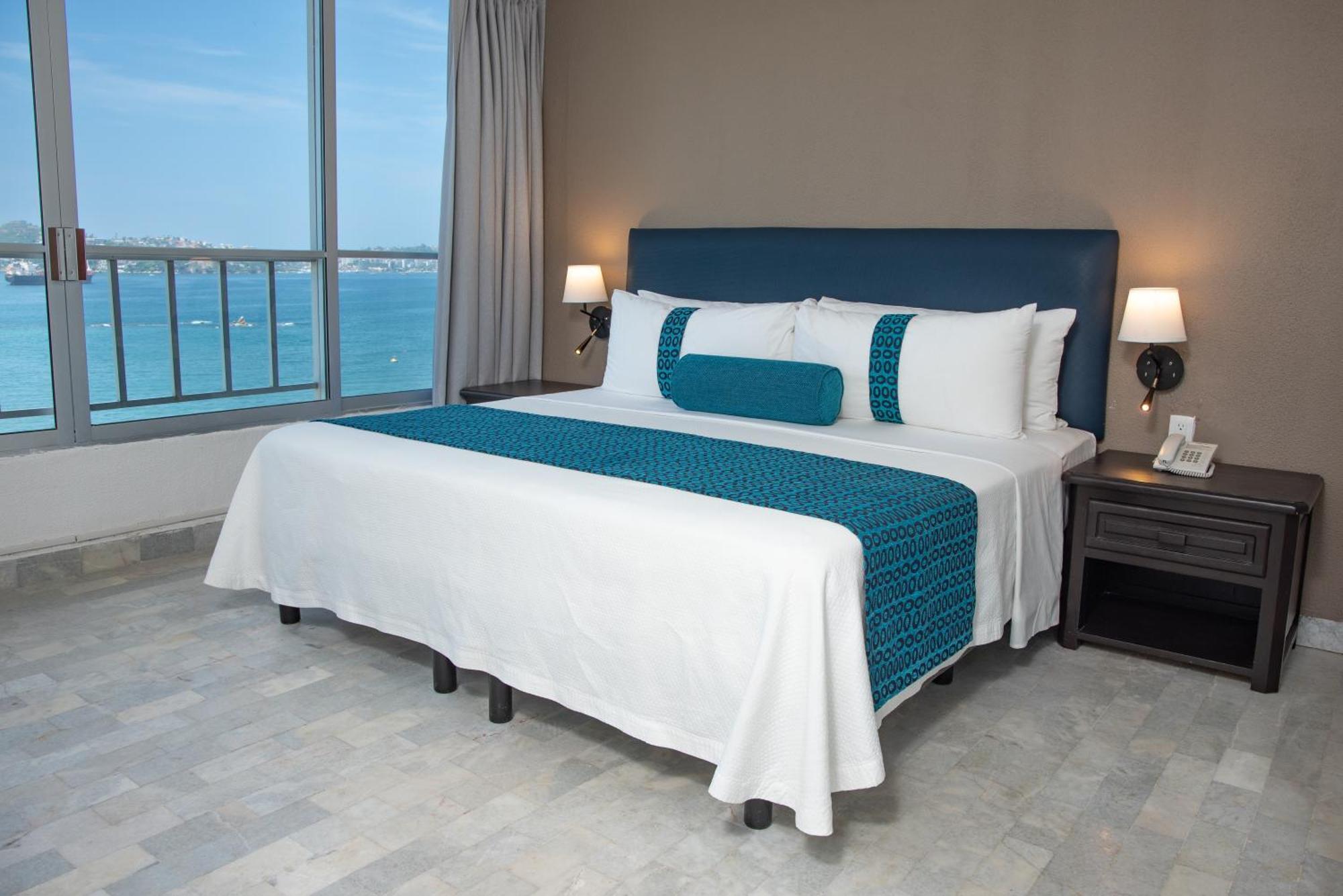 Ritz Acapulco All Inclusive Luaran gambar A bed with a bed runner