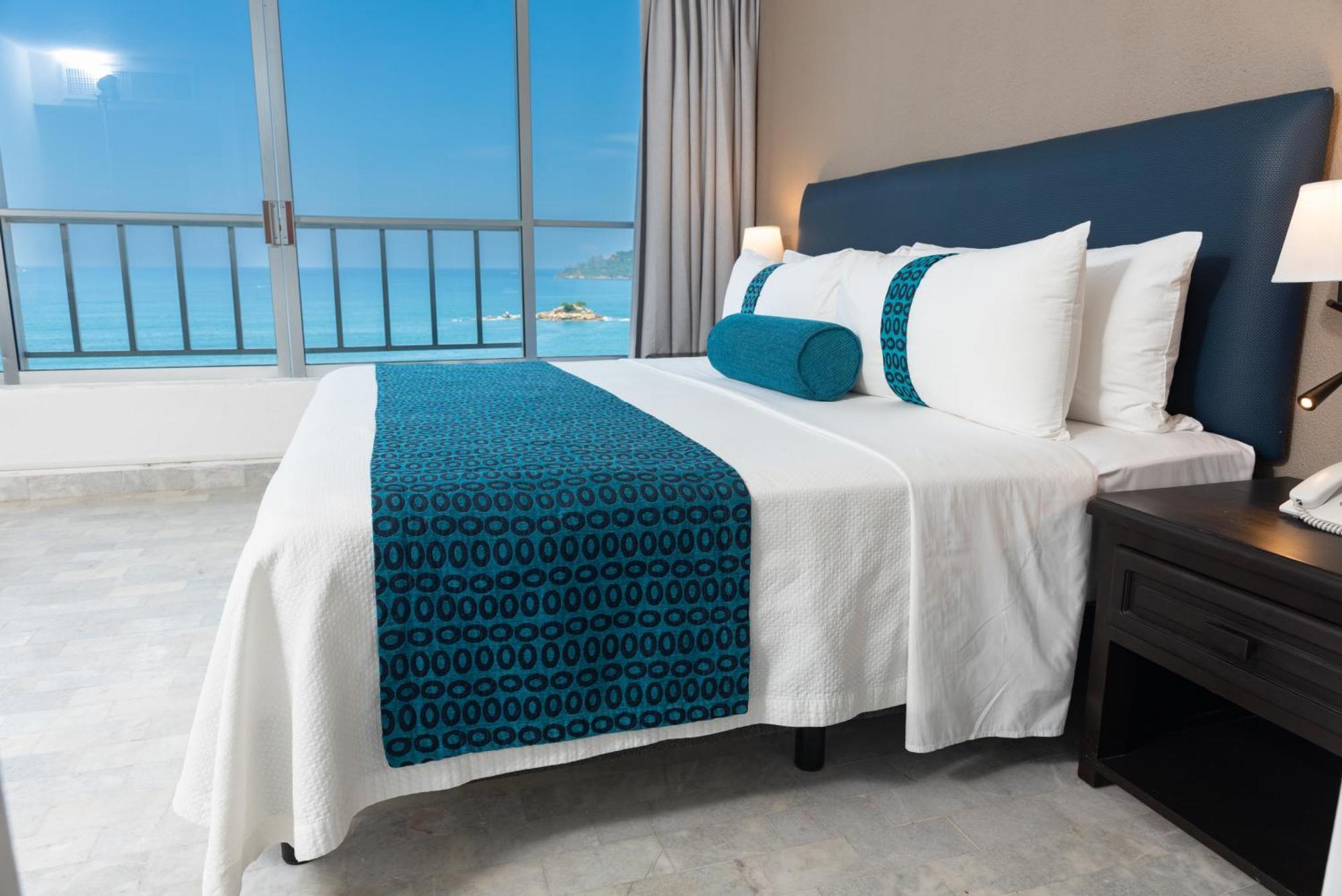 Ritz Acapulco All Inclusive Luaran gambar A bed runner